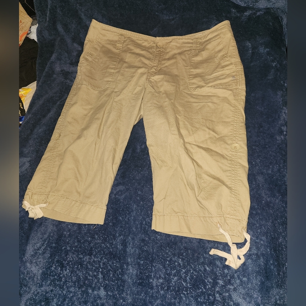 Womens tan Capri pants